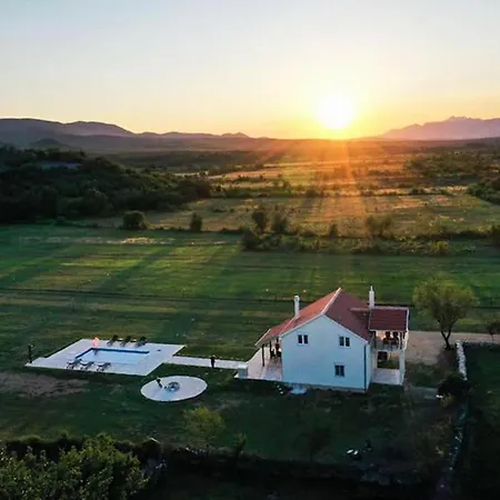 Nyaraló Cozy In With Private Swimming Pool, Be Inside Or Outside