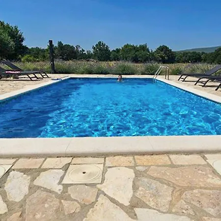 Cozy In With Private Swimming Pool, Be Inside Or Outside *