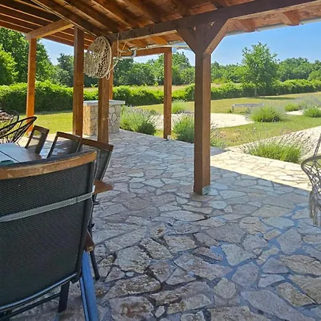 Nyaraló Cozy In With Private Swimming Pool, Be Inside Or Outside Ervenik