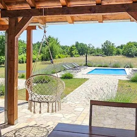 Pet Friendly Home In Ervenik בית נופש