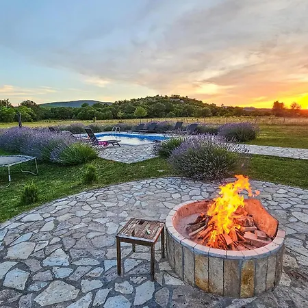 Cozy In With Private Swimming Pool, Be Inside Or Outside Nyaraló Ervenik